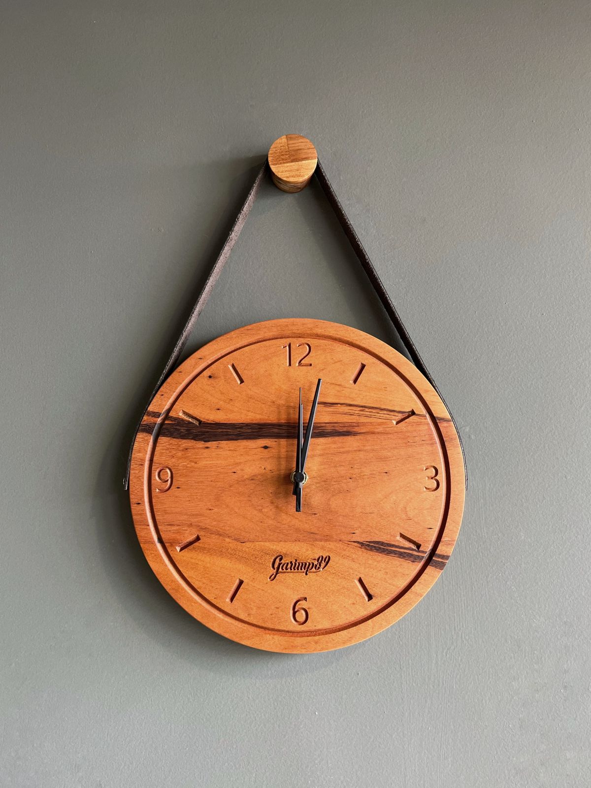 Relógio De Parede Redondo Com Alça  De Couro 35 cm